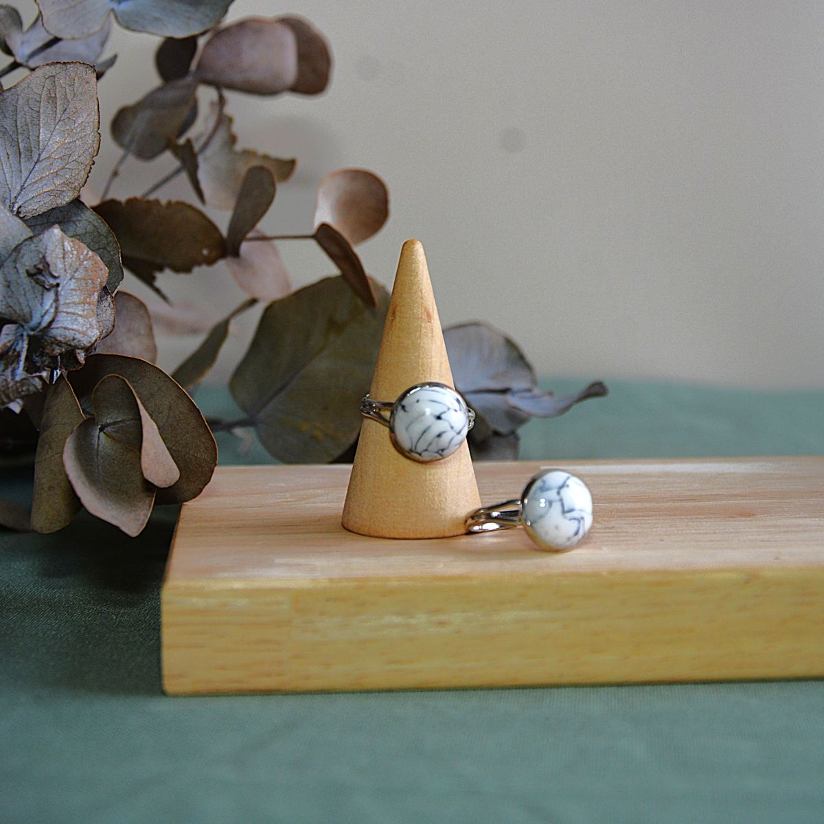 bague ronde blanc noir polymère -la fabrique de clem