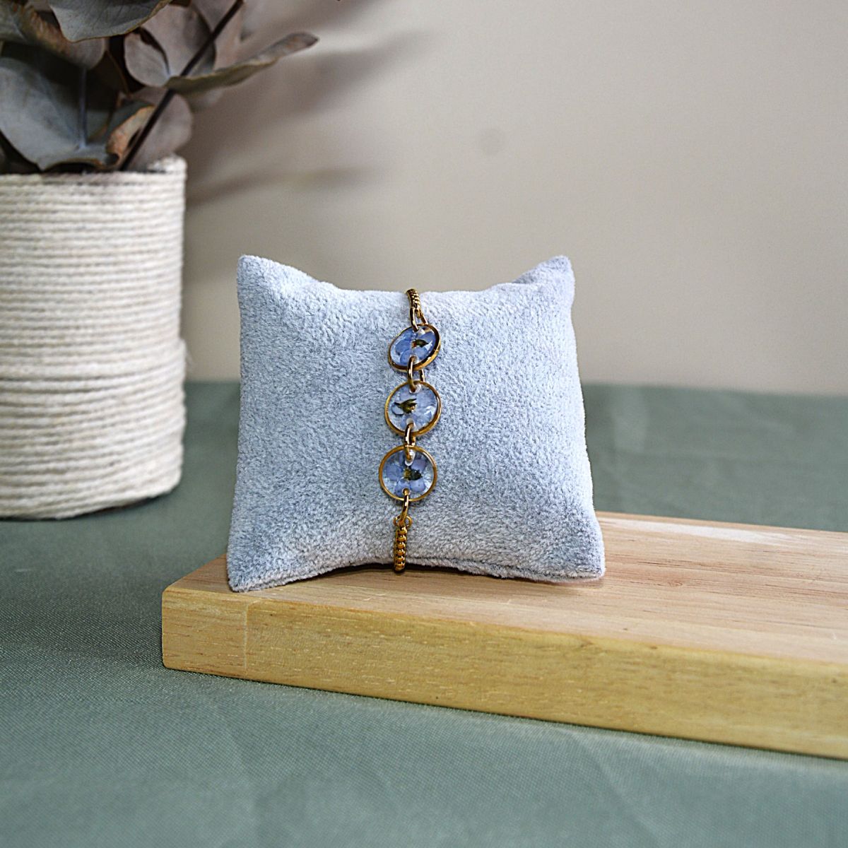 bracelet doré trilogie myosotis bleu résine - la fabrique de clem
