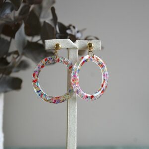 boucle ronde fleurs séchées violet colorées résine -la fabrique de clem