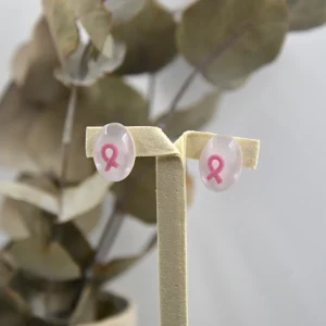 puce-d'oreilles-octobre-rose-ruban-rose-resine