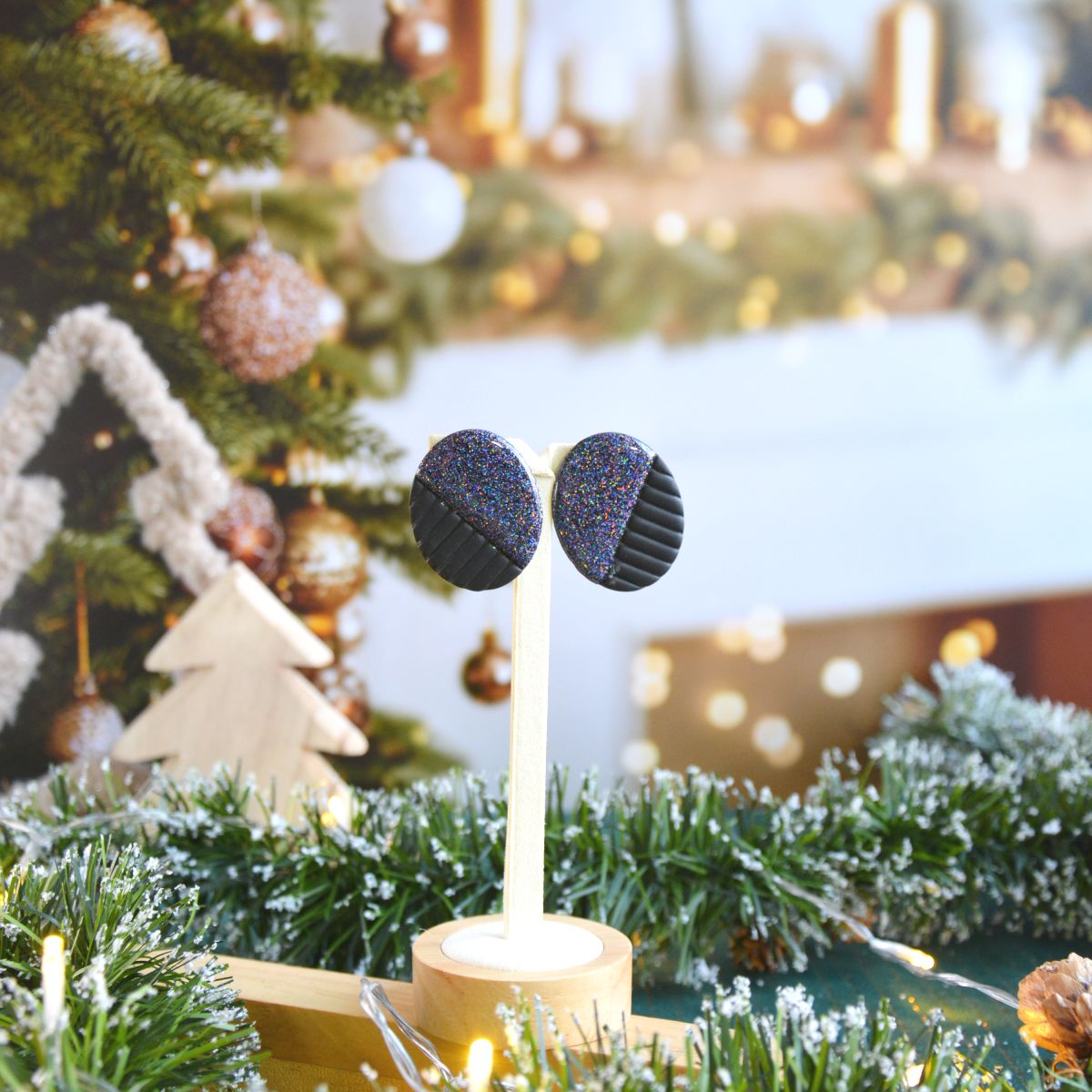 puce-d'oreilles-texturé-noir-paillettes-polymère